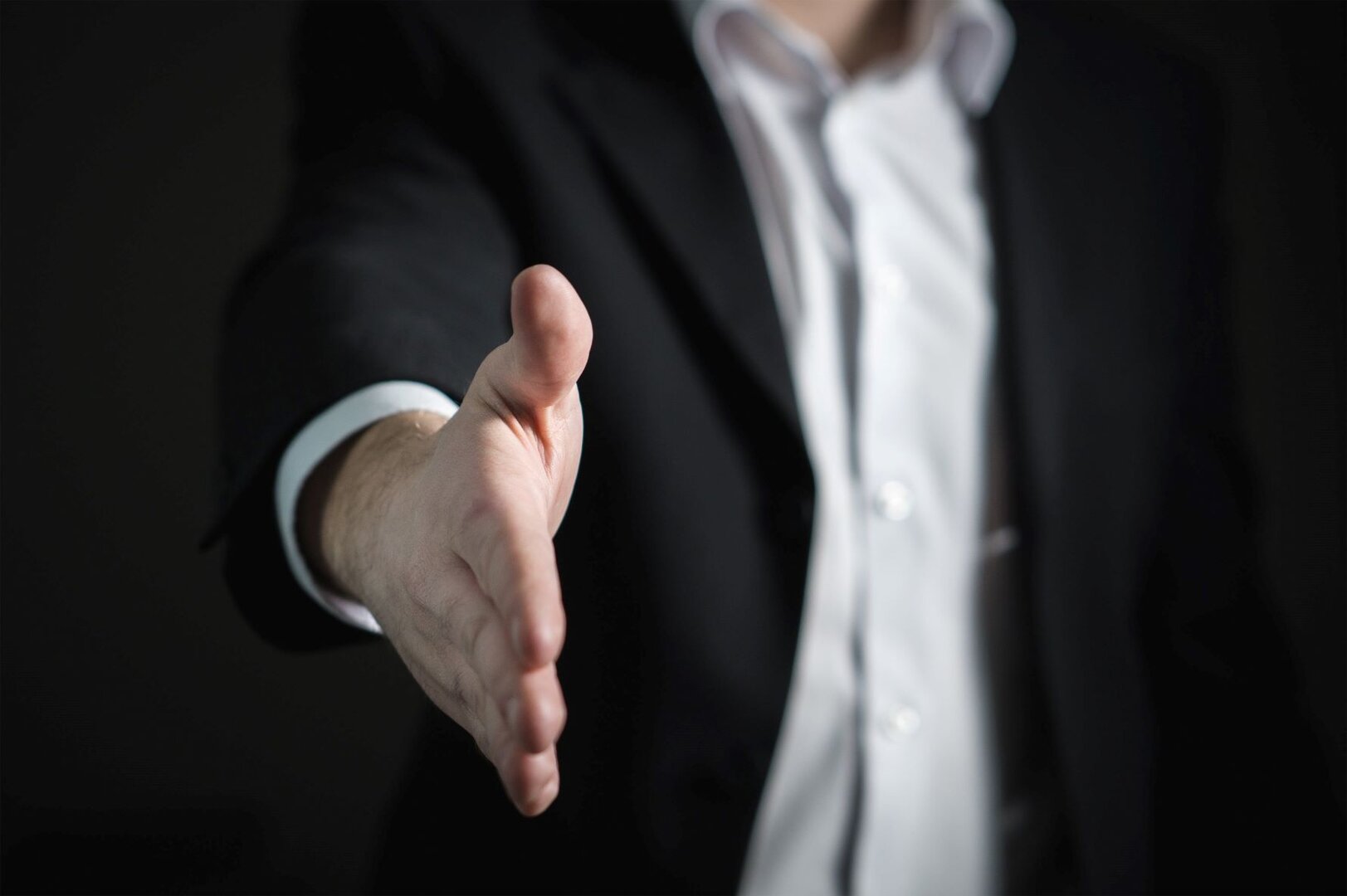 Man Handshake, success factors in executive search