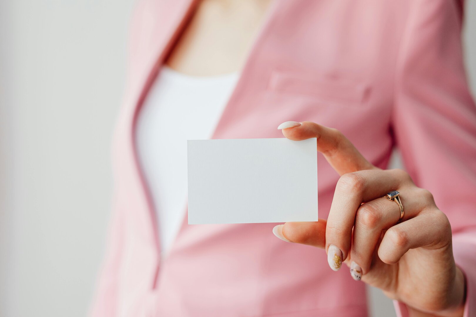 Woman holding business card, Personal Branding CFO Linkedin