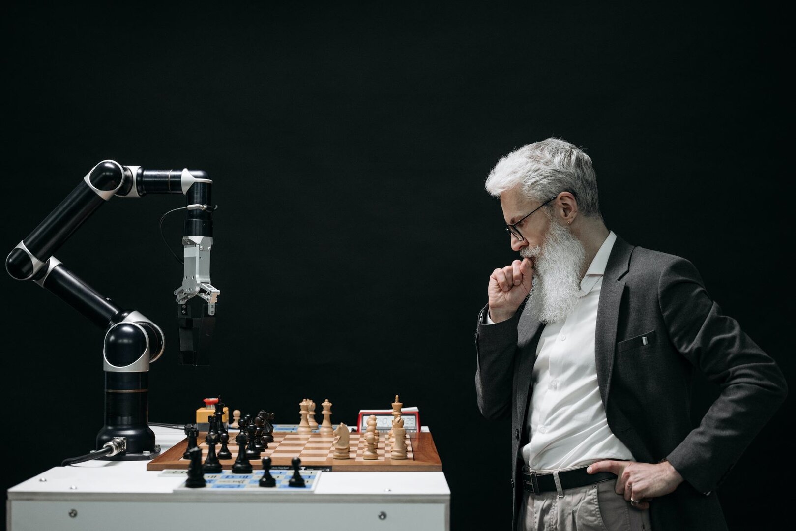 Chess man against robot, ChatGPT in recruiting advantages and disadvantages