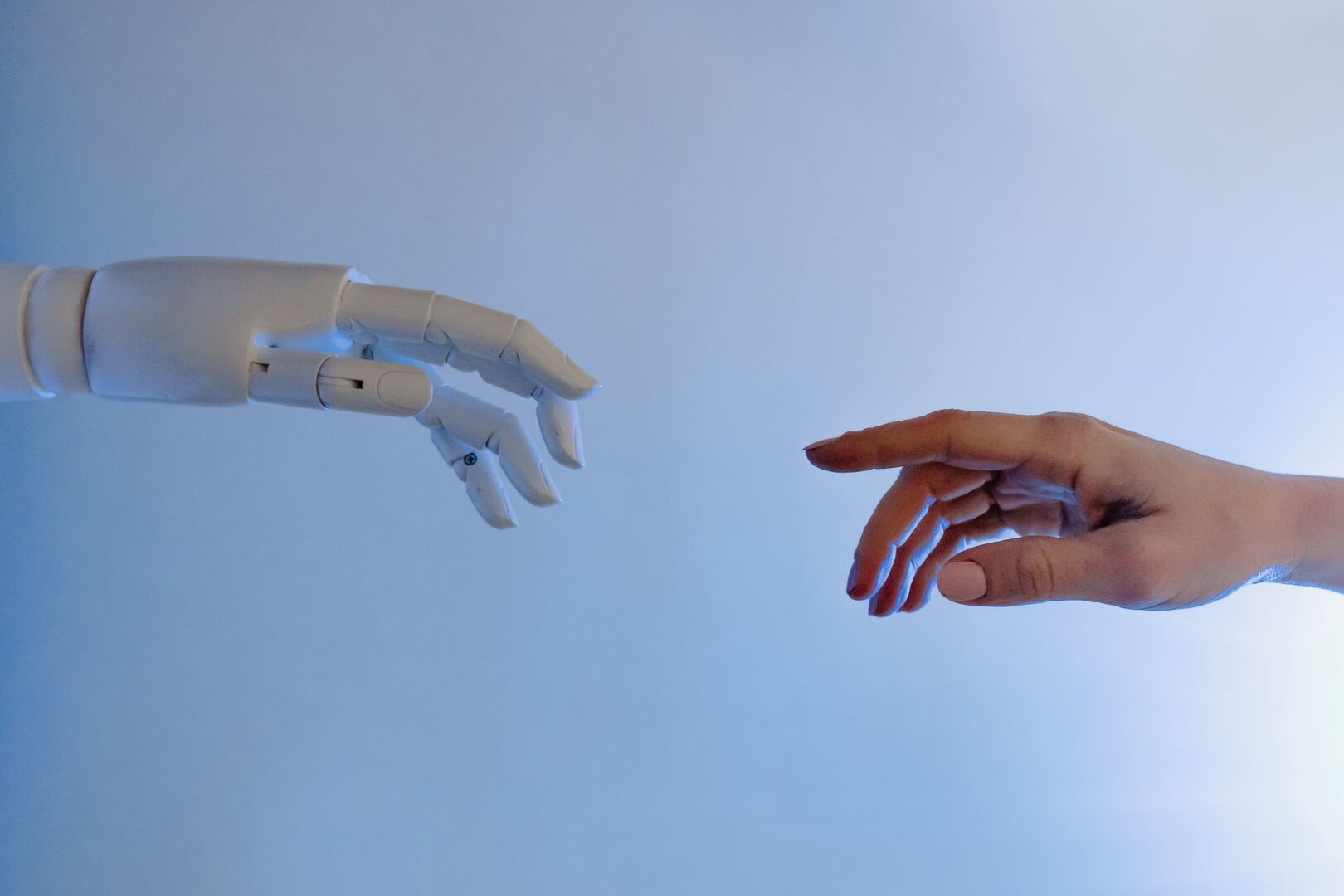 Hände Roboter und Mensch, ChatGPT Schulungen für HR 