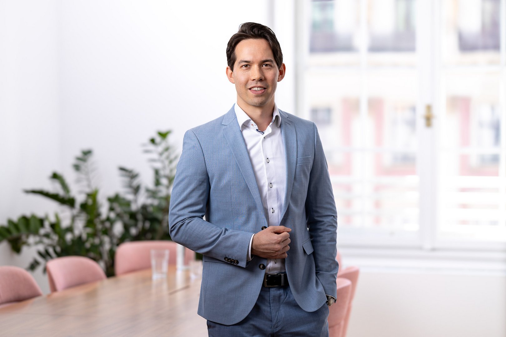 Mann im Anzug lächelt