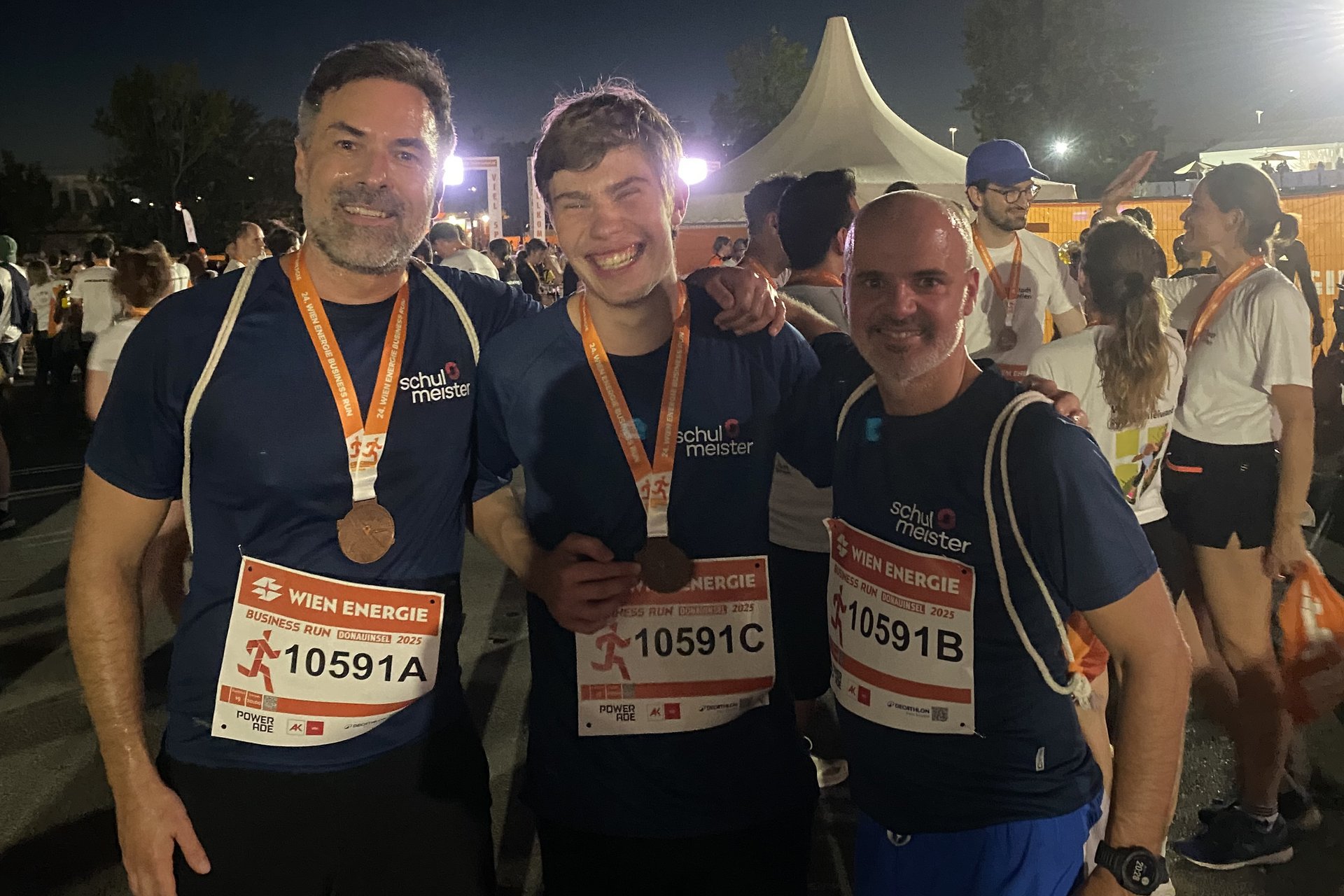 Schulmeister Team beim Business Run 2025 Drei Personen in Laufbekleidung lächeln in die Kamera