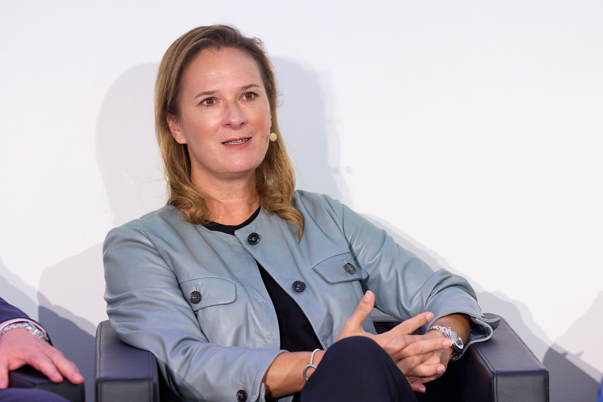 Nahaufnahme blonde Dame im Gespräch