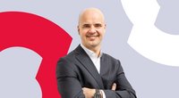 IT recruiter in a suit with his arms crossed