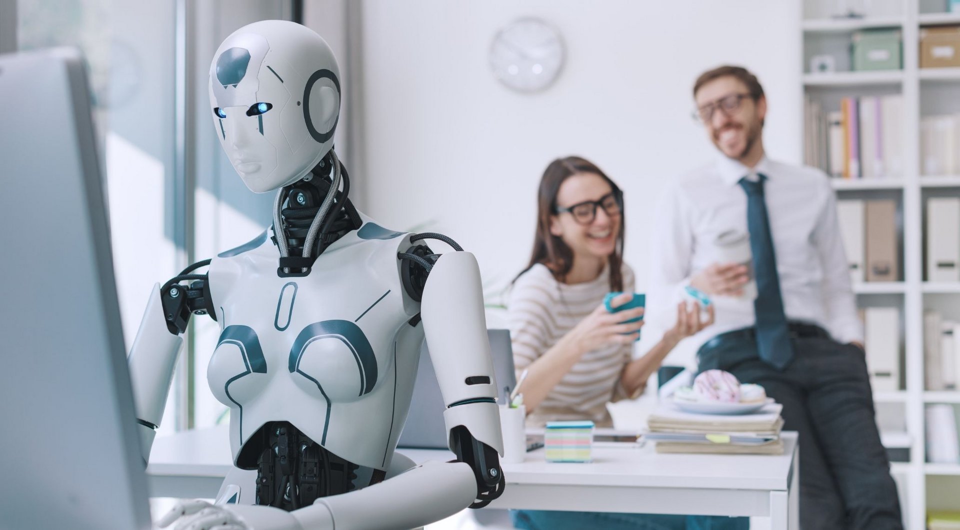 Monatsabschluss in wenigen Tagen erledigen - mit KI Roboter arbeitet im Vordergrund an Computer und Menschen trinken Kaffee im Hintergrund