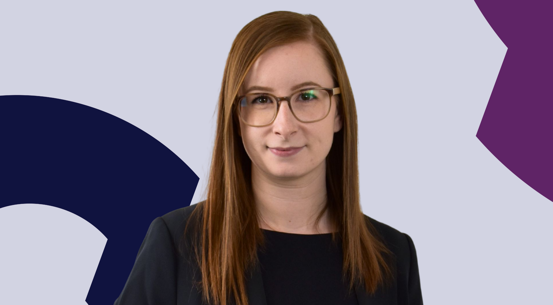 Frau in schwarzem Blazer vor lila Hintergrund