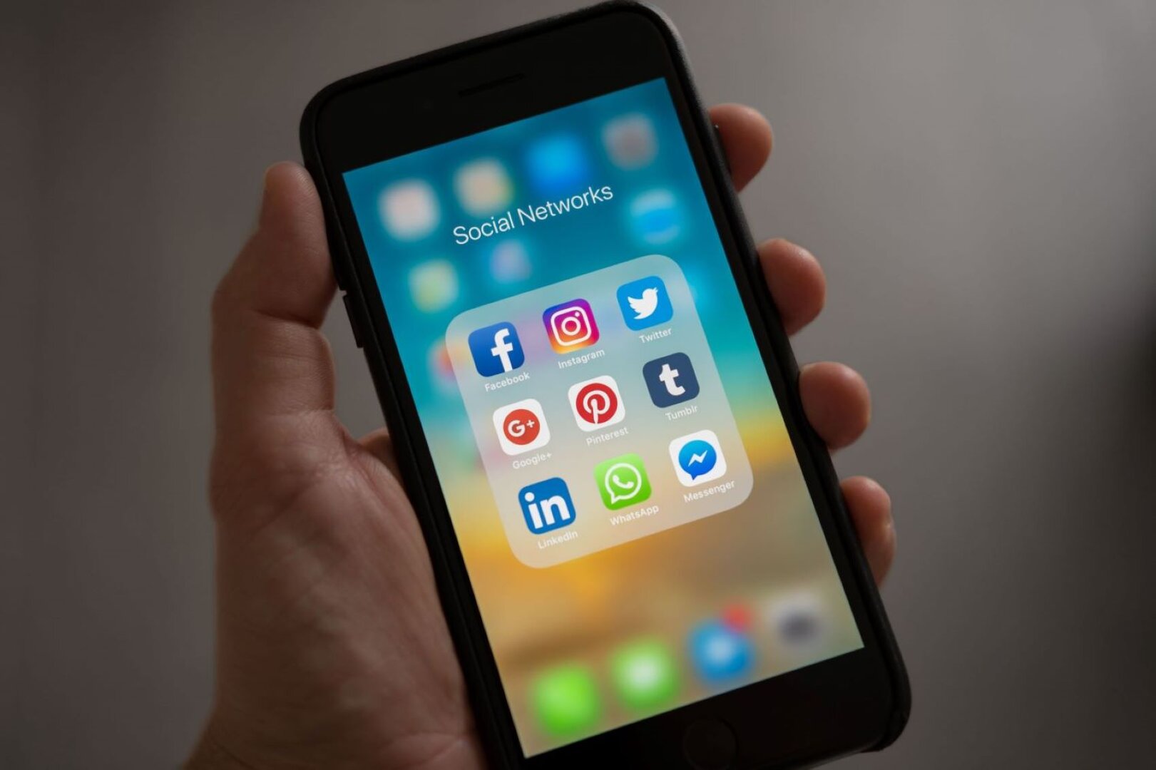 Hand hält Handy mit Apps Social Media Auswirkung auf Karriere