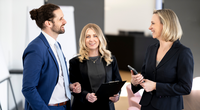 Zwei weibliche und ein männlicher Personalberater im Gespräch