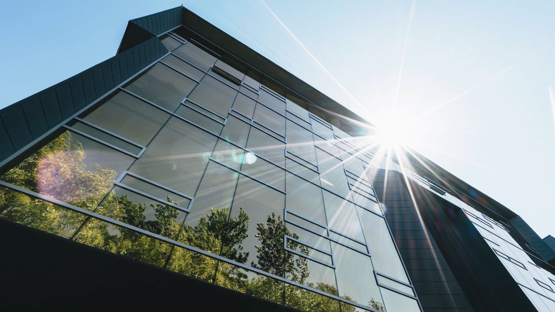 ESG Positionen Headhunting Bürogebäude Sonnenschein Green Technology