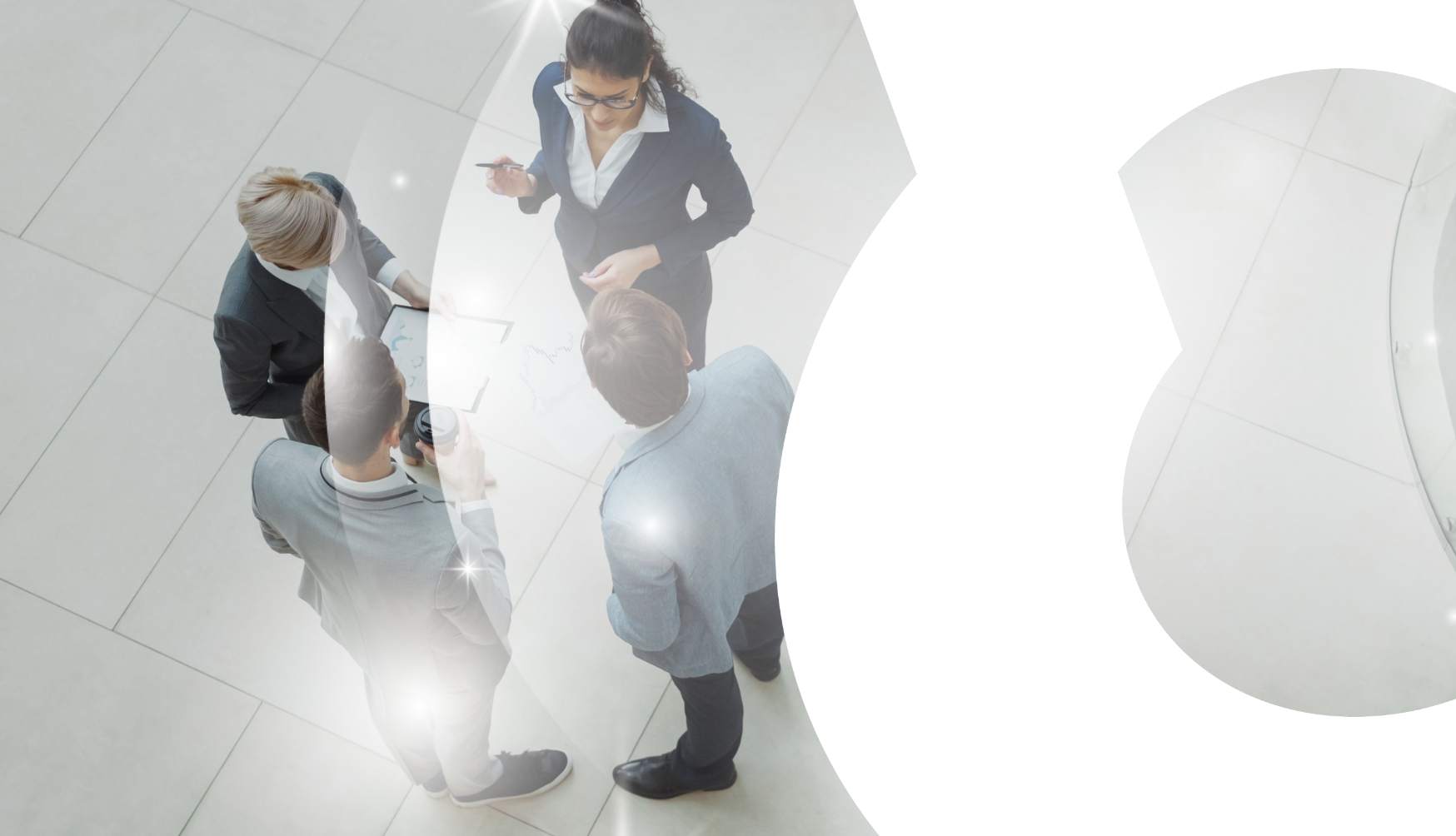 [Translate to English:] Schulmeister Personalberatung Brandmark in Weiss auf der rechten Seite - 4 Business People CFO Future reden miteinander 