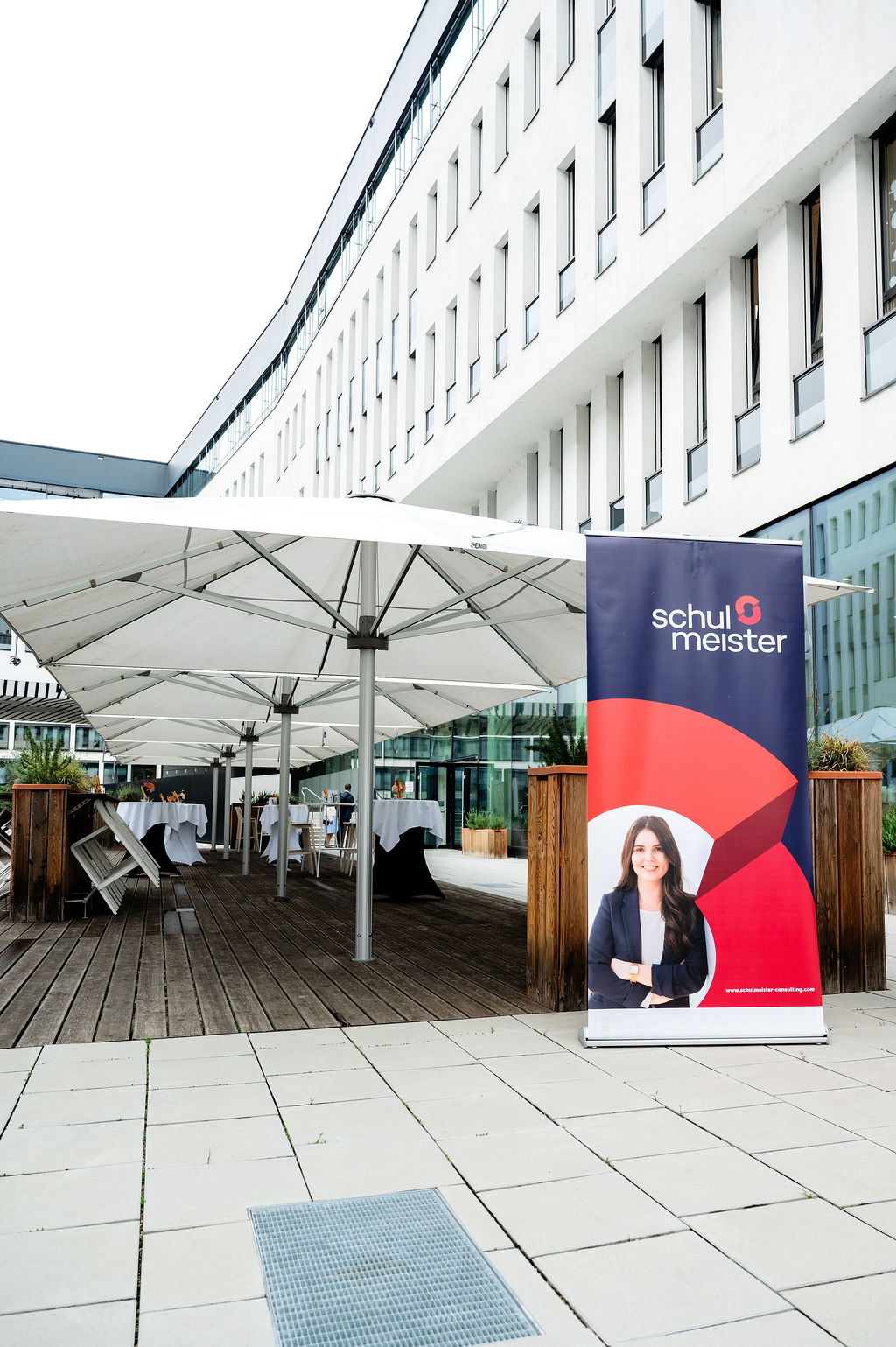 Schulmeister Eventbanner am Veranstaltungsort der Jubiläumsfeier des Personalberatungsunternehmens in Wien