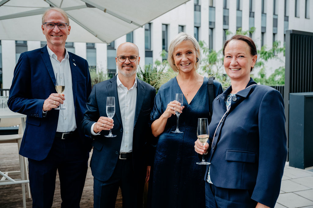 Gäste bei der Jubiläumsfeier auf der Terrasse Schulmeister in Wien