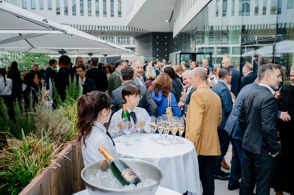 etworking auf der Terrasse bei der Schulmeister Jubiläumsfeier in Wien  Jubiläumsfeier in Wien | Schulmeister Personalberatung